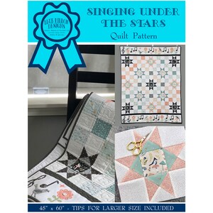 Puede incluir: Un patrón de acolchado titulado "Singing Under The Stars" con una cinta azul. El patrón incluye instrucciones para un acolchado de 45 pulgadas por 60 pulgadas y consejos para hacer un tamaño más grande.