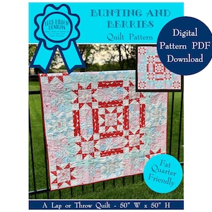 Puede incluir: Un patrón de colcha para una colcha de regazo o de tiro llamada "Bunting and Berries". La colcha mide 50 pulgadas de ancho por 50 pulgadas de alto y es compatible con cuartos gordos. La colcha es roja, blanca y azul con un patrón de estrellas. La colcha está colgada de una valla en un patio.