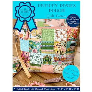 Peut inclure: Une pochette matelassée avec un imprimé floral et une fermeture éclair rose. La pochette mesure 23 cm de large, 20 cm de haut et 5 cm de profondeur. Elle est dotée d'une dragonne optionnelle et est compatible avec les mini charms prédécoupés de 2". La pochette est fabriquée par Blue Ribbon Designs.