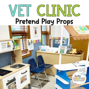 Peut inclure: Un ensemble de jeu de rôle clinique vétérinaire comprenant une cuisine en bois avec évier, un comptoir de réception bleu avec un panneau ouvert, deux chaises bleues et des panneaux indiquant Vet Clinic, Groom Your Pet, Waiting Room et Welcome.