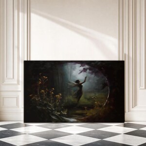 Puede incluir: Una impresión de arte mural rectangular que muestra una escena forestal oscura y atmosférica. Una silueta alada se encuentra en el centro, extendiéndose hacia arriba dentro de un marco circular. Flores de color amarillo dorado crecen en primer plano.
