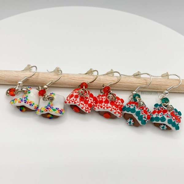 Boucles d'oreille pendantes petites maisons en pain d'épices en fimo, décor au choix, perle en cristal, crochets en métal argenté