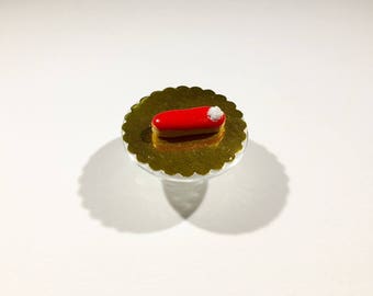 Éclair miniature glaçage rouge et décor chantilly en pâte polymère