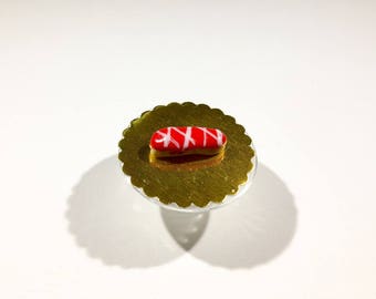 Éclair miniature glaçage rouge rayé blanc en pâte polymère