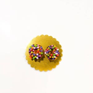 Lot de deux donuts miniatures chocolat, confettis multicolores en fimo, idéal pour vitrines ou maisons de poupées image 2