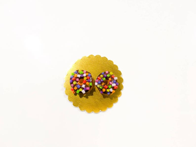 Lot de deux donuts miniatures chocolat, confettis multicolores en fimo, idéal pour vitrines ou maisons de poupées image 2