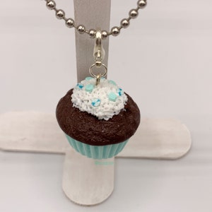 Pendentif ou charm cupcake vert menthe, décor chantilly pastilles vert menthe et turquoise en fimo, bijou gourmand image 7