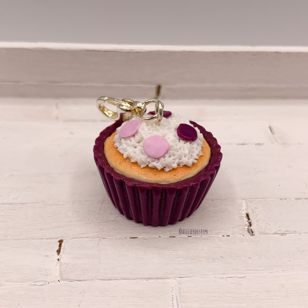 Pendentif ou charm cupcake violet pourpre, décor chantilly pastilles violet pourpre et mauve en fimo, bijou gourmand
