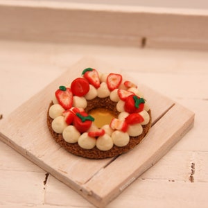 Fraisier chantilly vanille et fraises fraiches en couronne miniature en pâte polymère, miniature 1:12ème image 6