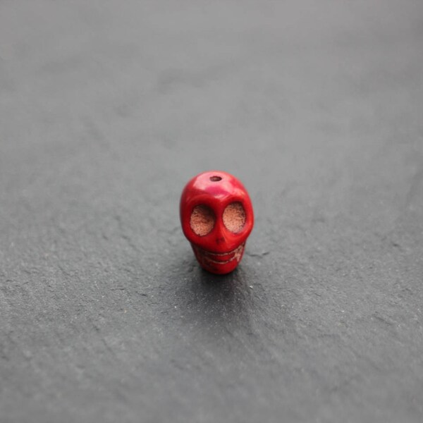 Perle tête de mort en magnésite rouge 12x18 mm