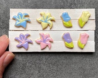 Plateau de biscuits décorés miniatures en pâte polymère motif fleurs de nénuphar et tulipes