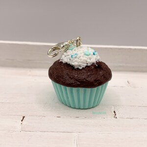 Pendentif ou charm cupcake vert menthe, décor chantilly pastilles vert menthe et turquoise en fimo, bijou gourmand image 4