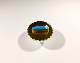 Éclair miniature glaçage turquoise et décor chantilly en pâte polymère