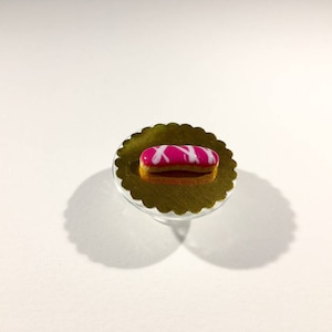 Éclair miniature glaçage fuchsia rayé blanc en pâte polymère image 1