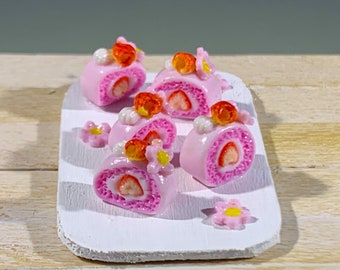 Tranches de roulés à la fraise miniature en fimo, présentées sur une petite planche de médium, miniature 1:12ème