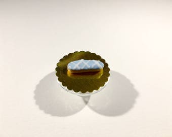 Éclair miniature glaçage bleu ciel rayé blanc en pâte polymère