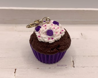 Pendentif ou charm cupcake violet foncé, décor chantilly pastilles violettes et micro-billes en fimo, bijou gourmand