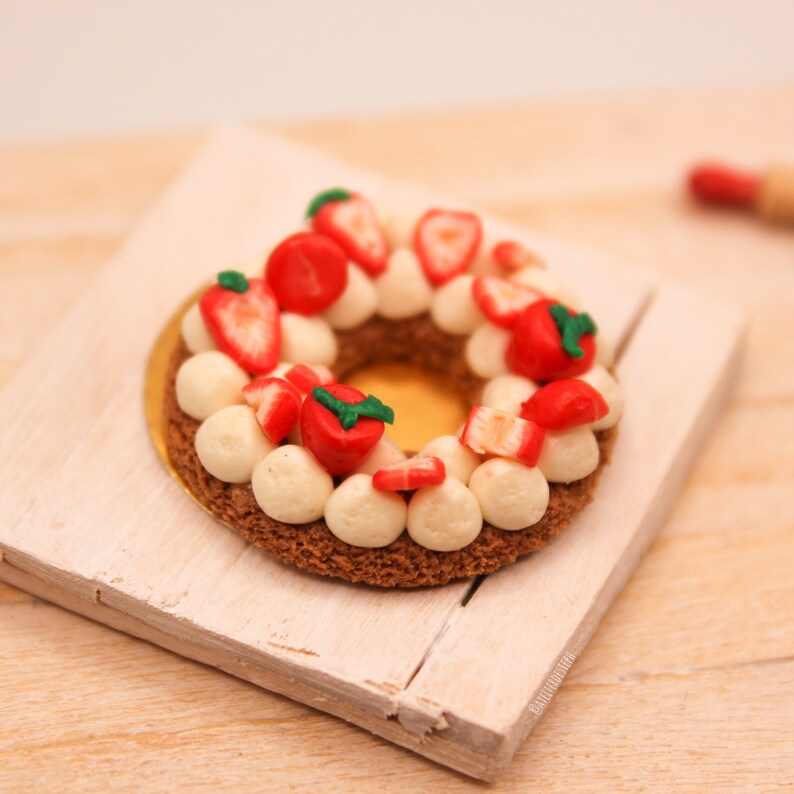Fraisier chantilly vanille et fraises fraiches en couronne miniature en pâte polymère, miniature 1:12ème image 5