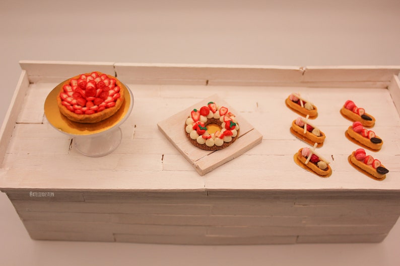 Fraisier chantilly vanille et fraises fraiches en couronne miniature en pâte polymère, miniature 1:12ème image 10