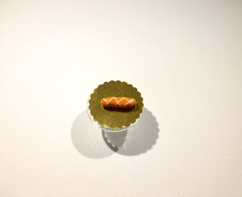 Éclair miniature glaçage orange rayé blanc en pâte polymère image 2