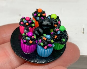 Dienblad met 6 miniatuur cupcakes in polymeerpasta, kleine kat decoratie, miniatuur 1:12e