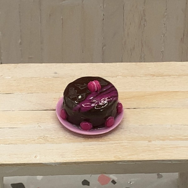 Gâteau miroir au chocolat décor macarons framboise miniature en fimo, miniature 1:12ème