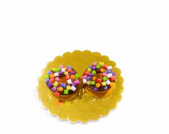 Lot de deux donuts miniatures chocolat, confettis multicolores en fimo, idéal pour vitrines ou maisons de poupées