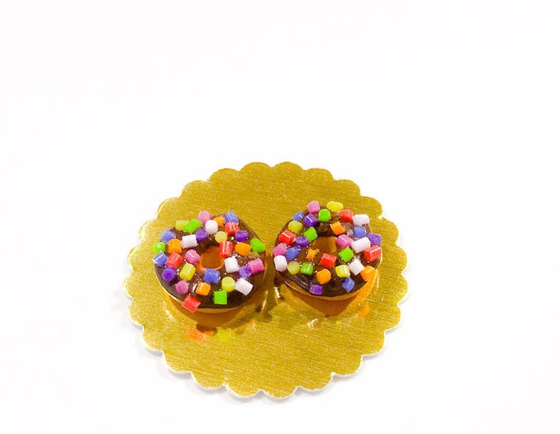 Lot de deux donuts miniatures chocolat, confettis multicolores en fimo, idéal pour vitrines ou maisons de poupées image 1