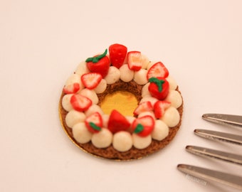 Fraisier chantilly vanille et fraises fraiches en couronne miniature en pâte polymère, miniature 1:12ème
