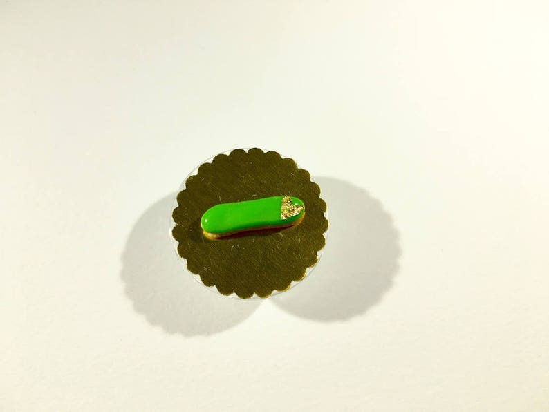 Éclair miniature glaçage vert et décor feuille d'or en pâte polymère image 2