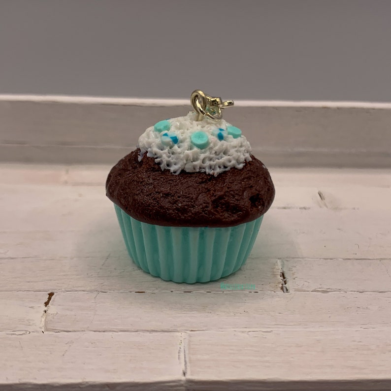 Pendentif ou charm cupcake vert menthe, décor chantilly pastilles vert menthe et turquoise en fimo, bijou gourmand image 5