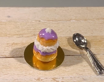 Religieuse miniature couleur violet clair en pâte polymère