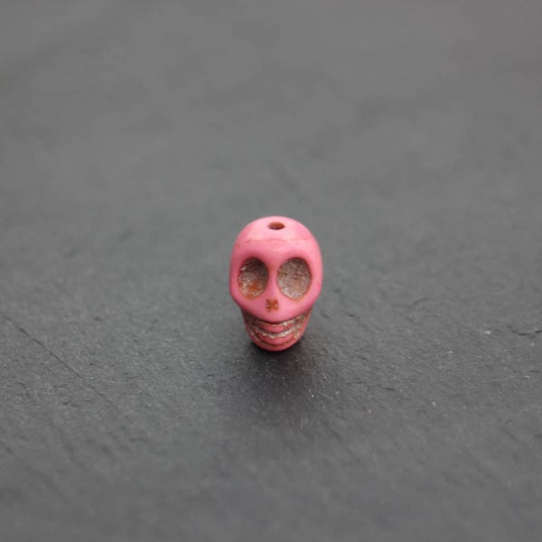 Perle tête de mort en magnésite rose 12x18 mm