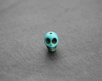 Perle tête de mort en magnésite couleur turquoise 12x18 mm