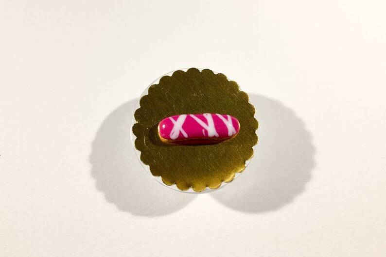 Éclair miniature glaçage fuchsia rayé blanc en pâte polymère image 2