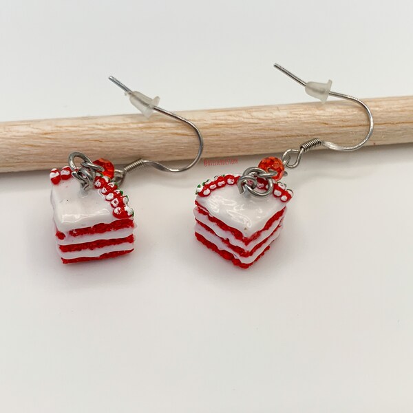 Hängende Ohrringe Samtkuchen rot und kleine Erdbeeren in Fimo, runde Perle in rotem Kristall, Haken in Edelstahl