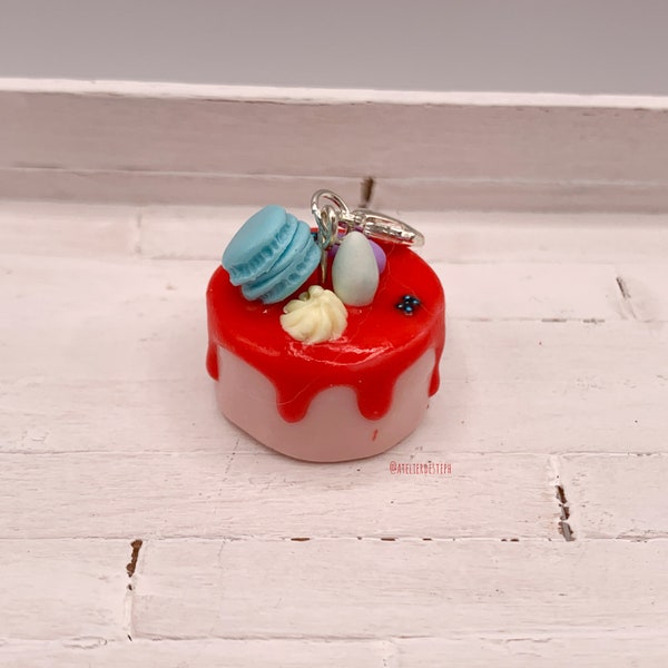 Pendentif ou charm bavaroise à la fraise coulis rouge décor petits oeufs et macaron en fimo, bijou gourmand