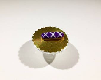 Éclair miniature glaçage violet foncé rayé blanc en pâte polymère