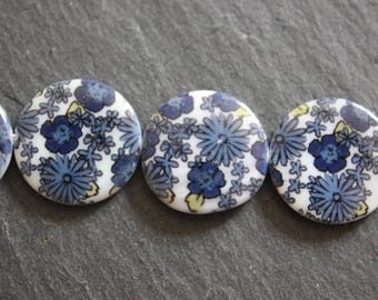 Lot de 4 perles plates et rondes en coquillage motif fleurs bleues diamètre 25 mm