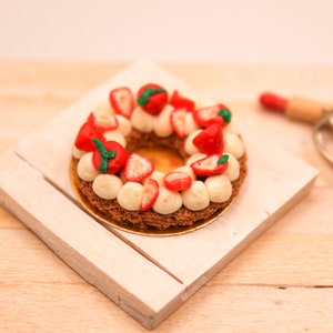 Fraisier chantilly vanille et fraises fraiches en couronne miniature en pâte polymère, miniature 1:12ème image 7