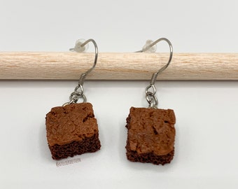 Boucles d'oreille pendantes brownie au chocolat en fimo, crochets en acier inoxydable