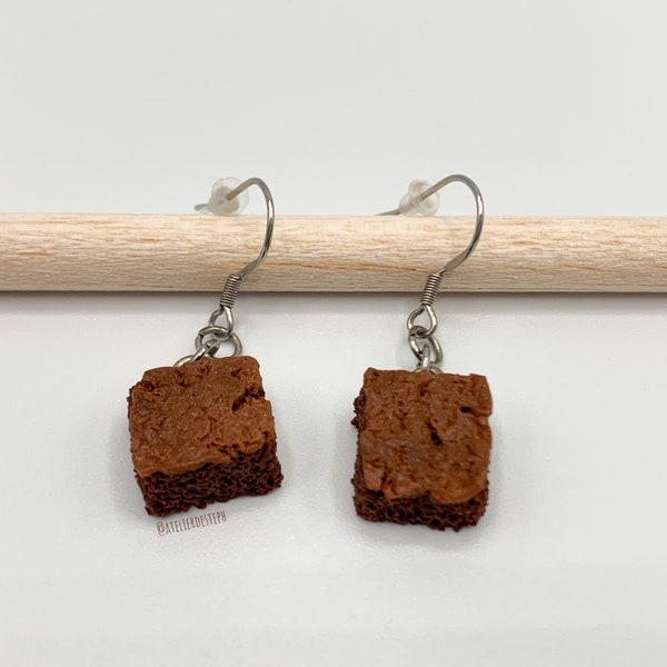 Boucles d'oreille pendantes brownie au chocolat en fimo, crochets en acier inoxydable