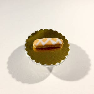 Éclair miniature glaçage orange pâle rayé blanc en pâte polymère image 1