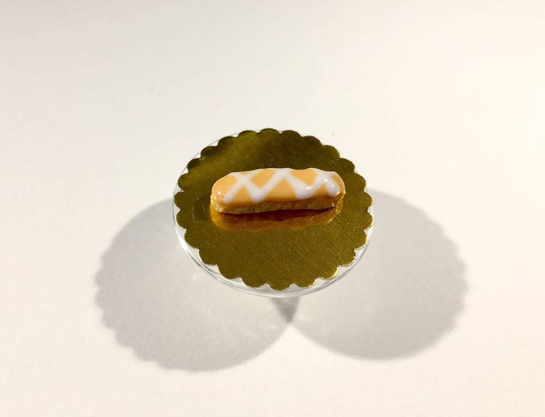 Éclair miniature glaçage orange pâle rayé blanc en pâte polymère image 1