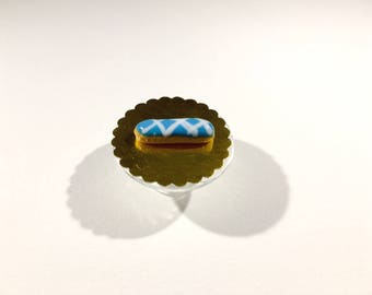 Éclair miniature glaçage turquoise rayé blanc en pâte polymère