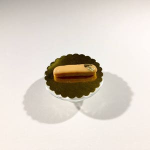 Éclair miniature glaçage orange pâle et décor feuille d'or en pâte polymère image 1