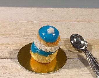 Religieuse miniature couleur turquoise en pâte polymère