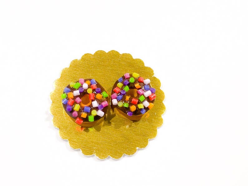 Lot de deux donuts miniatures chocolat, confettis multicolores en fimo, idéal pour vitrines ou maisons de poupées image 3