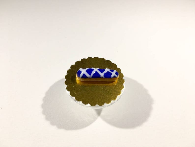 Éclair miniature glaçage bleu foncé rayé blanc en pâte polymère image 1