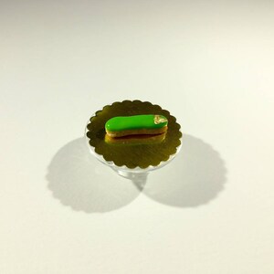 Éclair miniature glaçage vert et décor feuille d'or en pâte polymère image 1